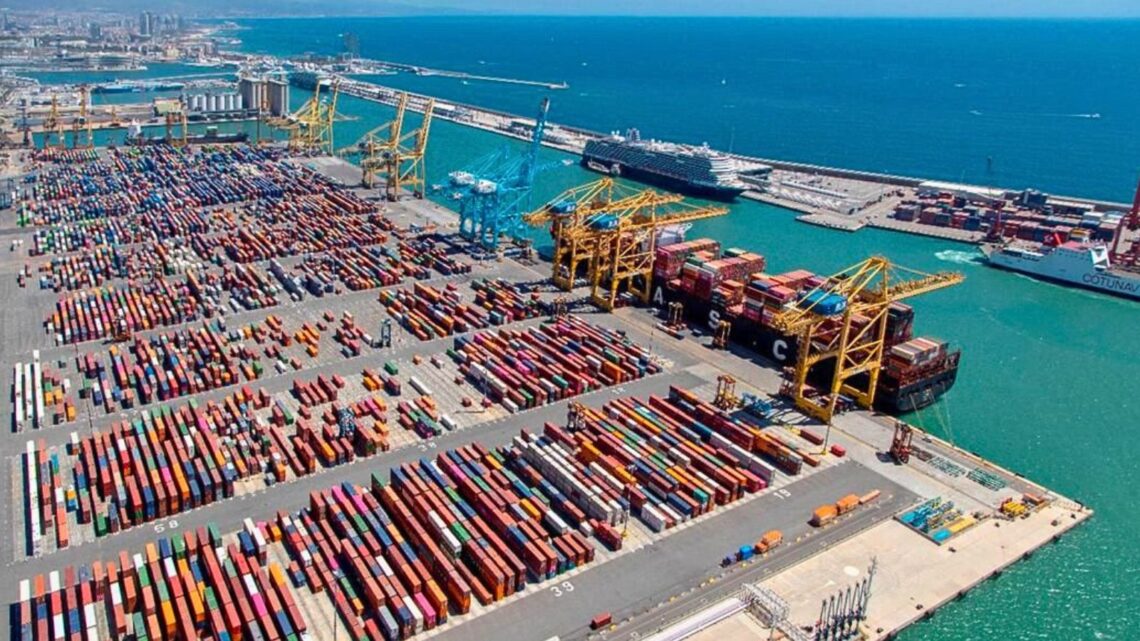 Denuncian que la congestión de contenedores en el Puerto de Barcelona está perjudicando a las empresas de transporte.