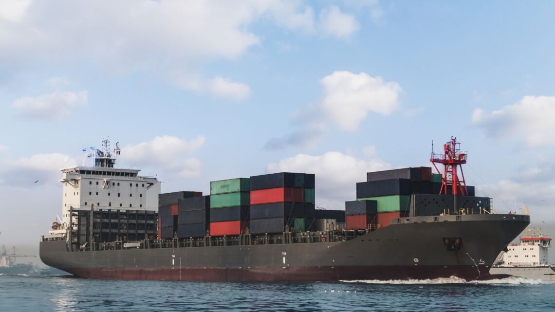 EE.UU. sanciona a una compañía logística y bloquea a 13 de sus buques.