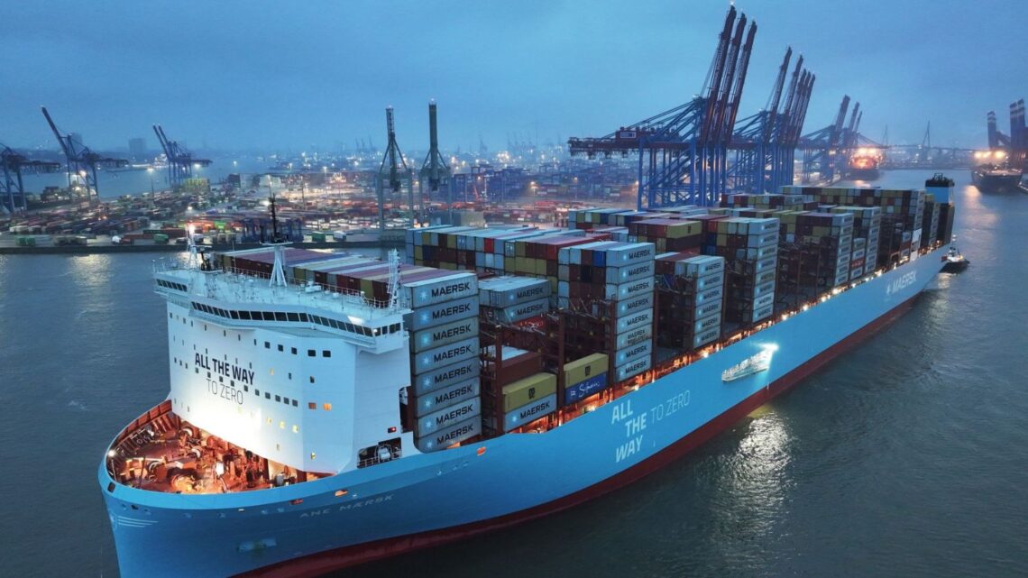 Maersk aumenta la velocidad de sus buques e invierte en nuevos contenedores y naves para mitigar las disrupciones en el mar Rojo.
