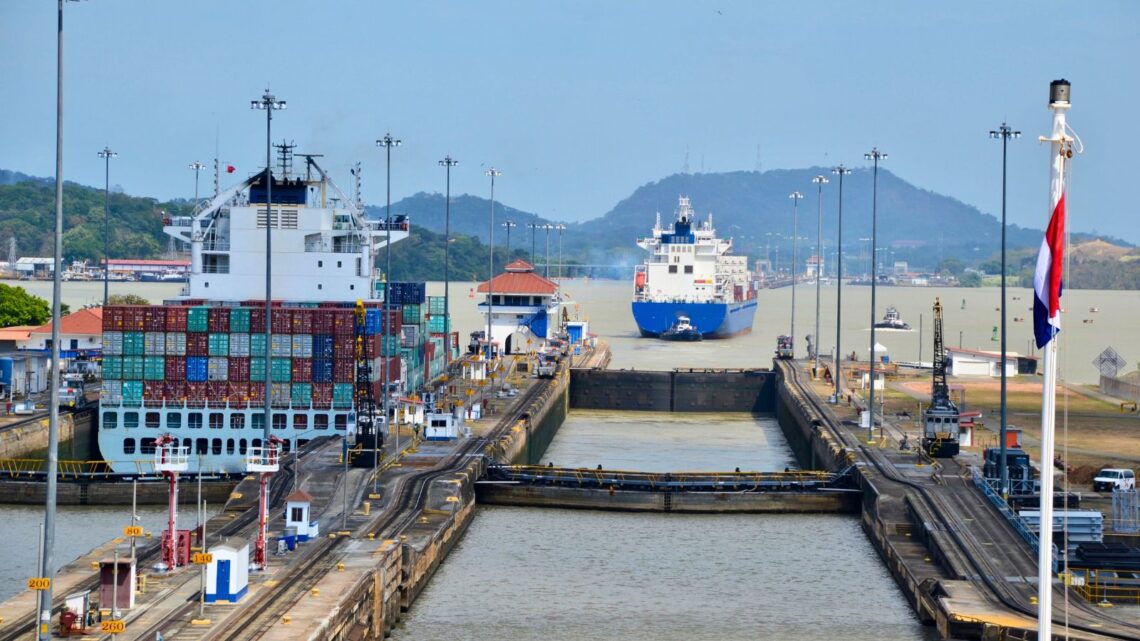 Los tránsitos por el Canal de Panamá se reducen un 32%.