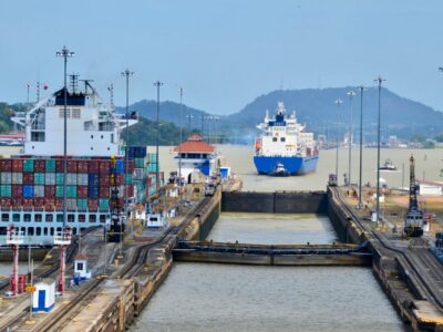 Los tránsitos por el canal de Panamá se reducen un 32%