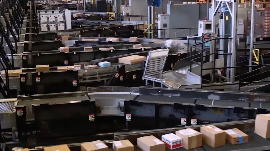 UPS planea cerrar 200 instalaciones en EEUU y apostar por centros de paquetería automatizados.