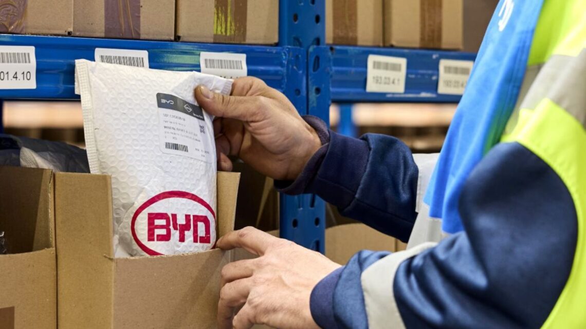 BYD inaugura su primer centro logístico de recambios en España.