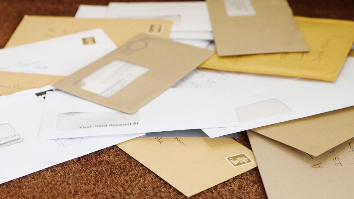 La CNMC multa con más de 230.000 a dos operadores postales por el abandono de correspondencia.