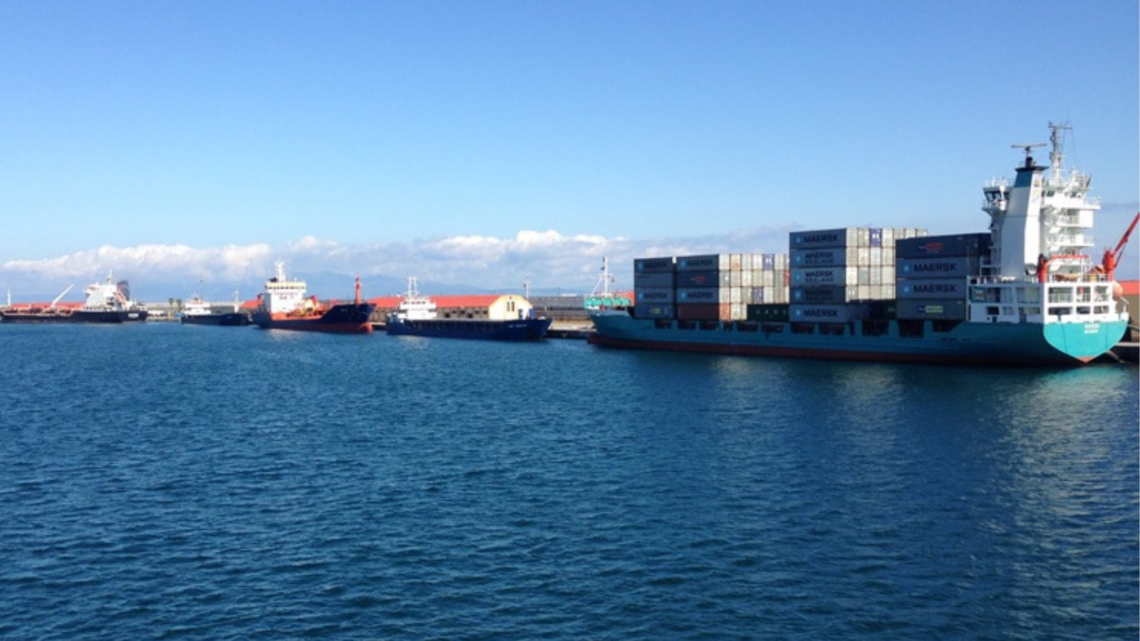 Los puertos españoles mueven 511 millones de toneladas hasta noviembre, con los contenedores al alza